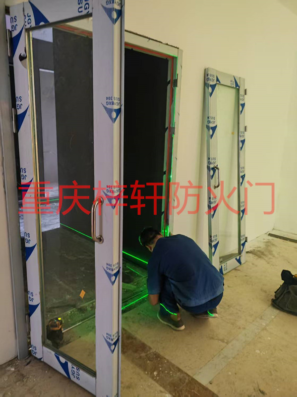 安装不锈钢玻璃防火门.jpg