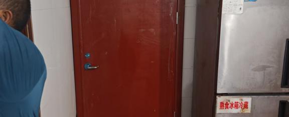 南岸敬老院更换防火门
